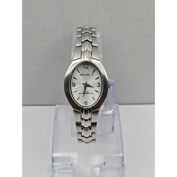 Eddie Bauer Womens Quartz Oval Watch 100 Feet Water Resistant New Battery Petite - Picture 1 of 9